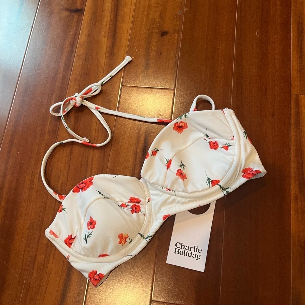 New NWT‎ Charlie Holiday Valentine Bikini Top Bra Swim White Floral Size US 4